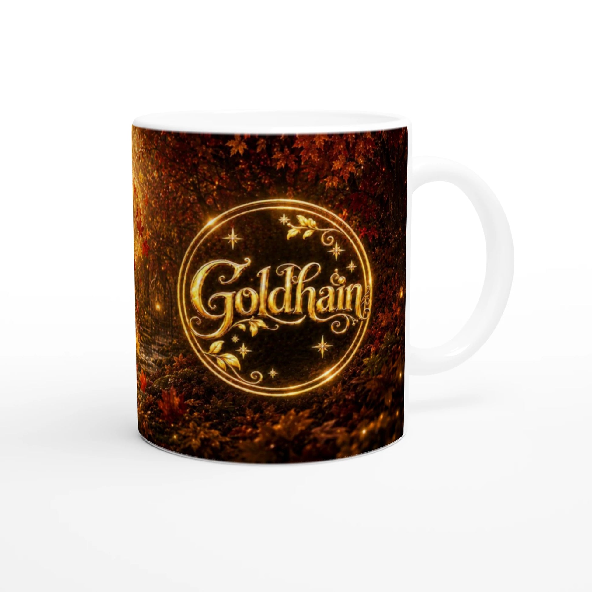 Rückseite der Goldhain Herbsttasse Collectors Edition von Liv mit goldenem Goldhain-Badge und rotgoldenem Waldmotiv vor weißem Hintergrund. 
