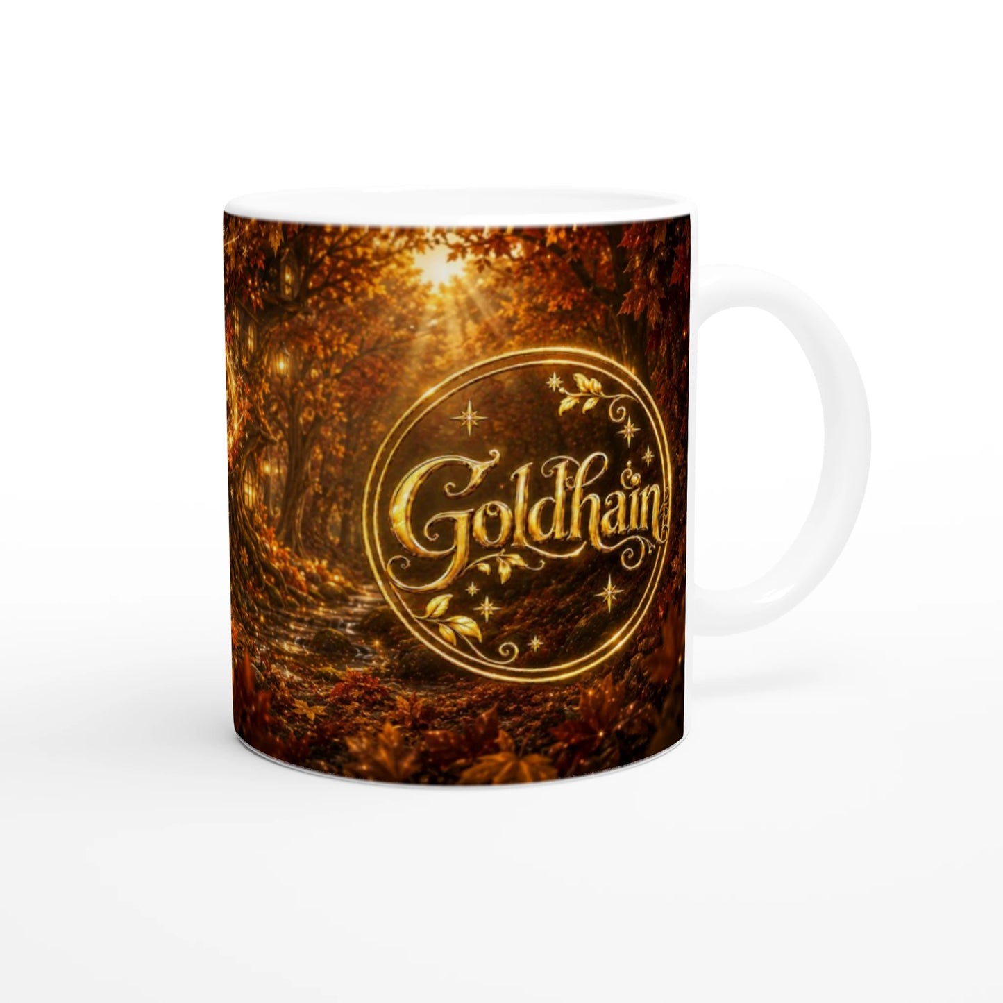Rückseite der Goldhain Herbsttasse Collectors Edition von Professor Eule mit goldenem Goldhain-Badge und rotgoldenem Waldmotiv vor weißem Hintergrund. 