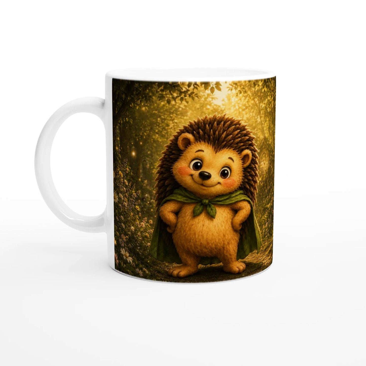 Weiße Fips Goldhain Tasse mit niedlichem Igel und grünem Halstuch in einem leuchtenden magischen Wald.