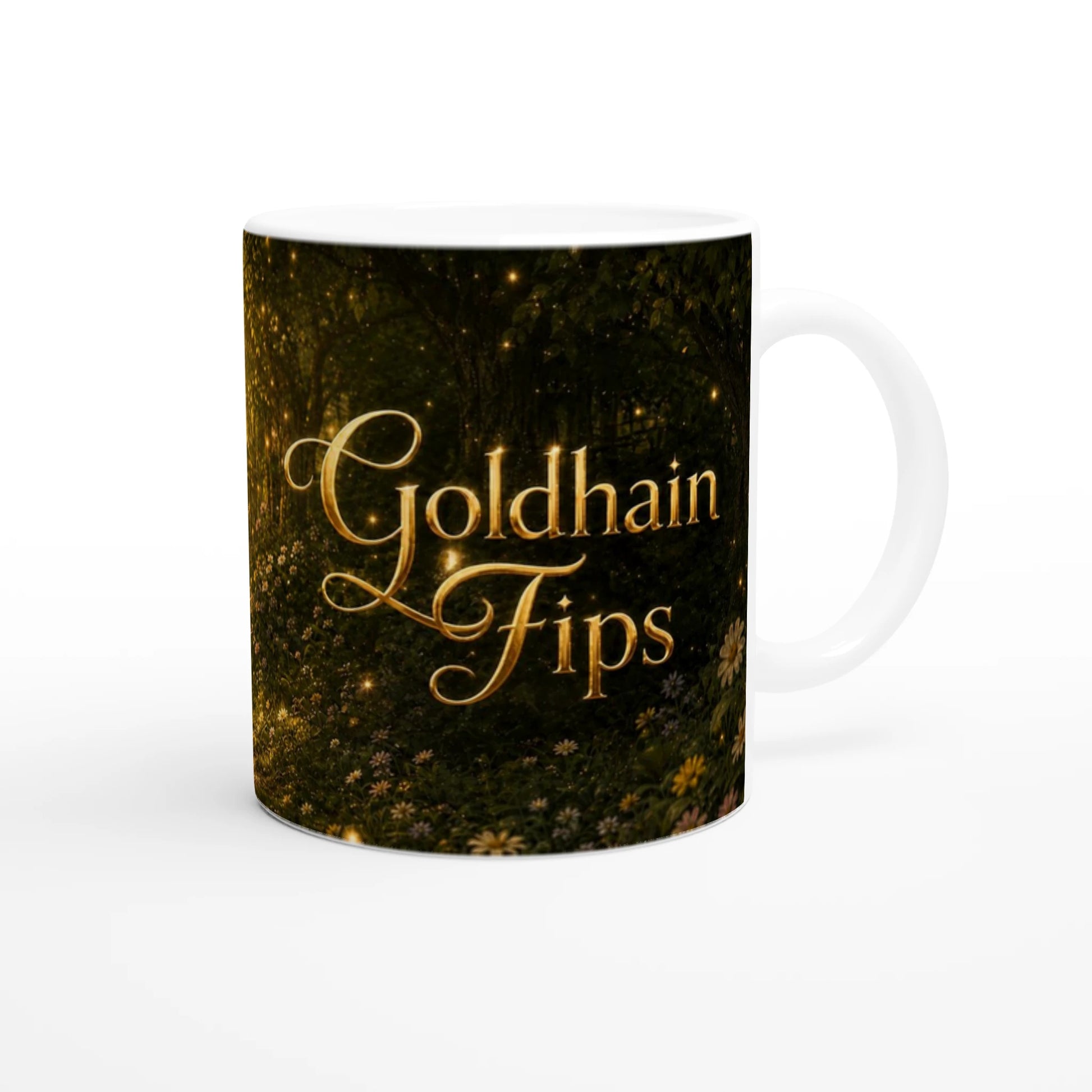 Rückseite der Fips Goldhain Tasse mit goldenem Schriftzug und kleinen Blumen im magischen Wald.