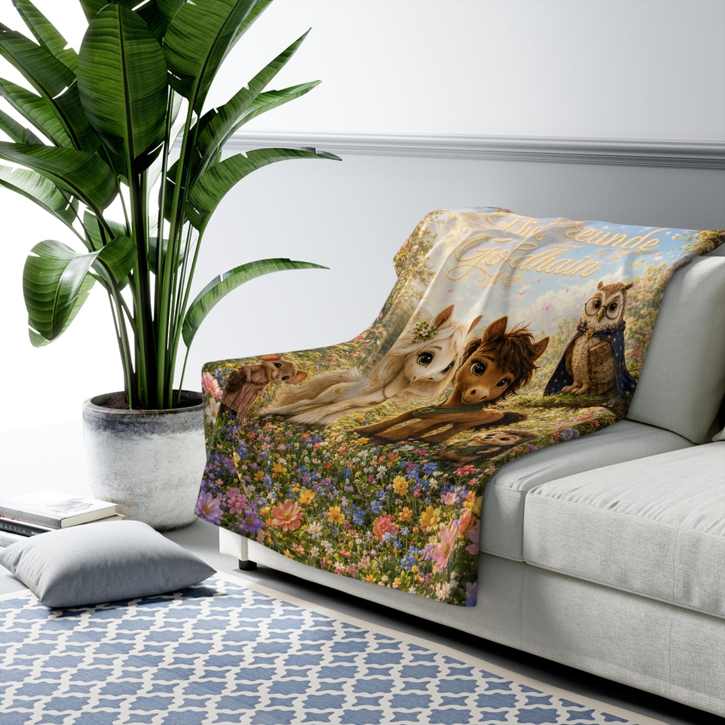 Sherpa-Kuscheldecke für Erwachsene mit den Freunden aus dem Goldhain, dekorativ auf einem hellen Sofa präsentiert