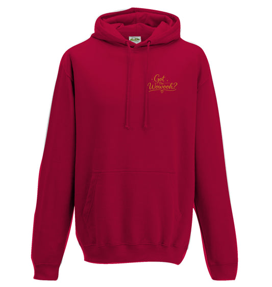 Burgunderroter Unisex-Hoodie von Hoofphysics mit kleinem goldfarbenem Got-the-Wowooh-Motiv auf der Brust