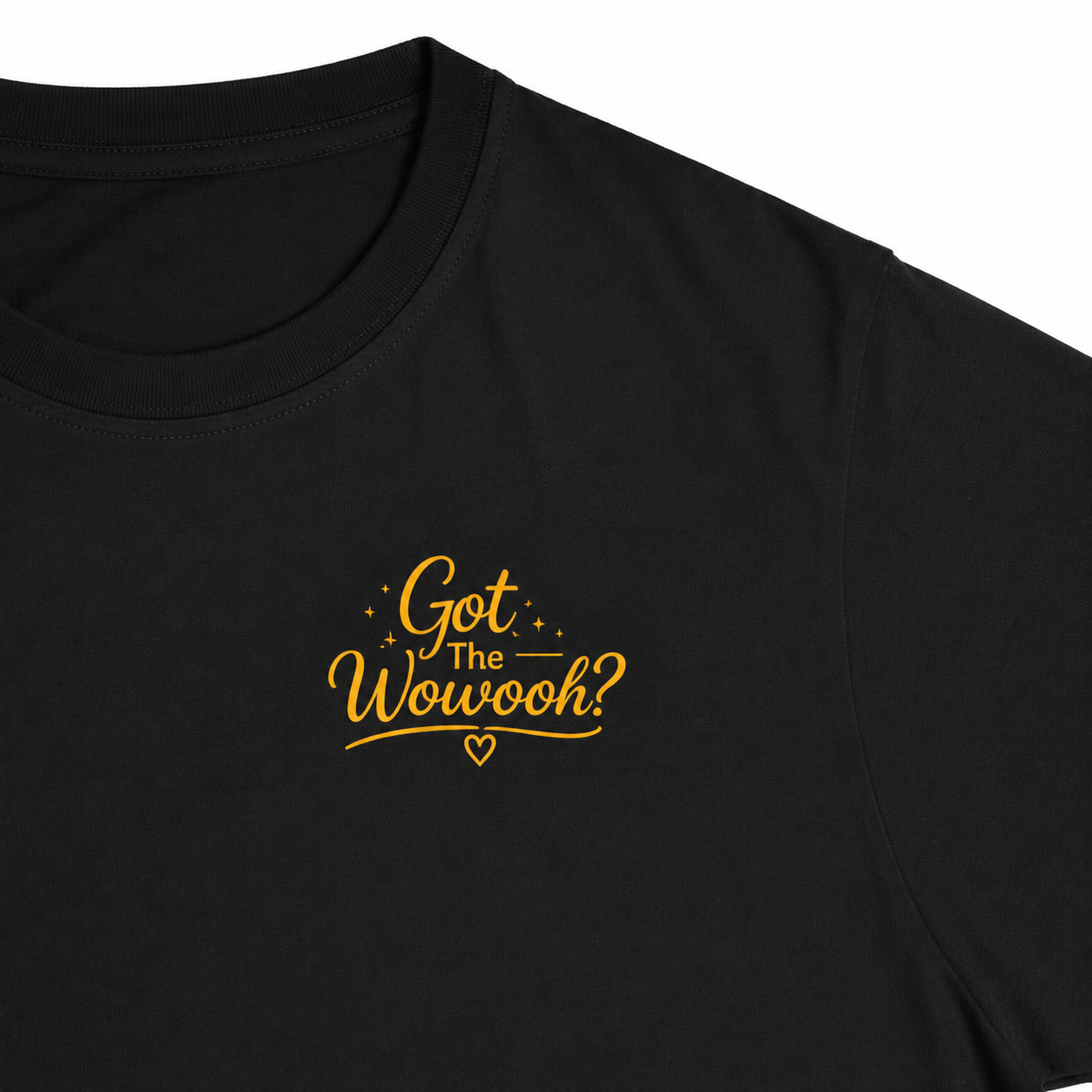 Detailaufnahme des goldenen "Got the Wowooh?" Logos auf einem schwarzen Hoofphysics Damen T-Shirt. 
