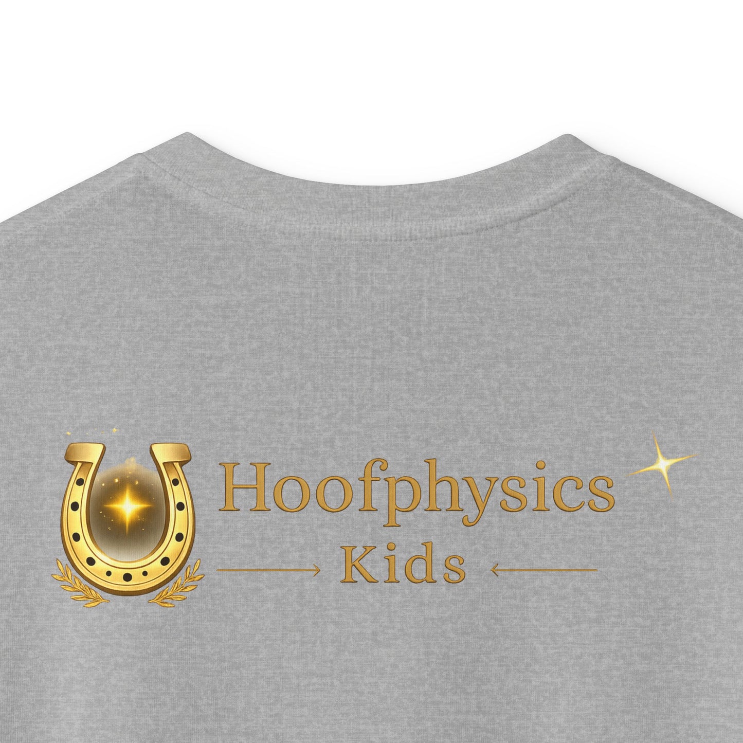 Rückseite eines grauen Hoofphysics Kids Kinder-T-Shirts mit großem goldenen Hoofphysics Kids Logo im Detail