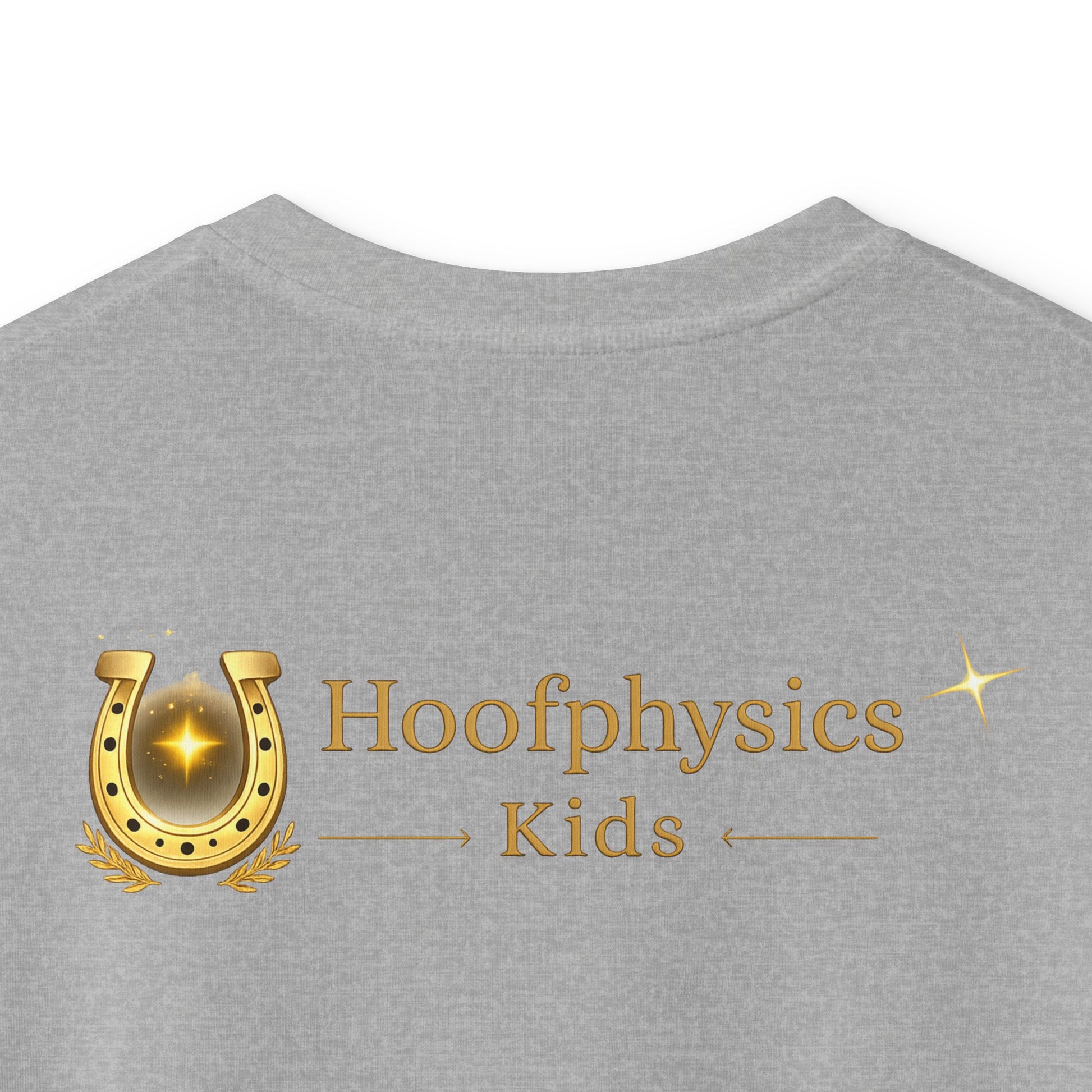 Rückseite eines grauen Hoofphysics Kids Kinder-T-Shirts mit großem goldenen Hoofphysics Kids Logo im Detail