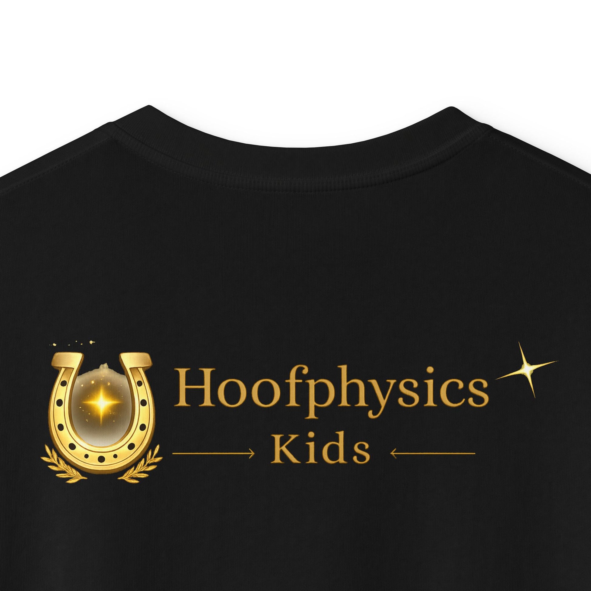 Detailaufnahme des "Hoofphysics-kids" Logos auf der Rückseite eines schwarzen Hoofphysics Kids Kinder-T-Shirt