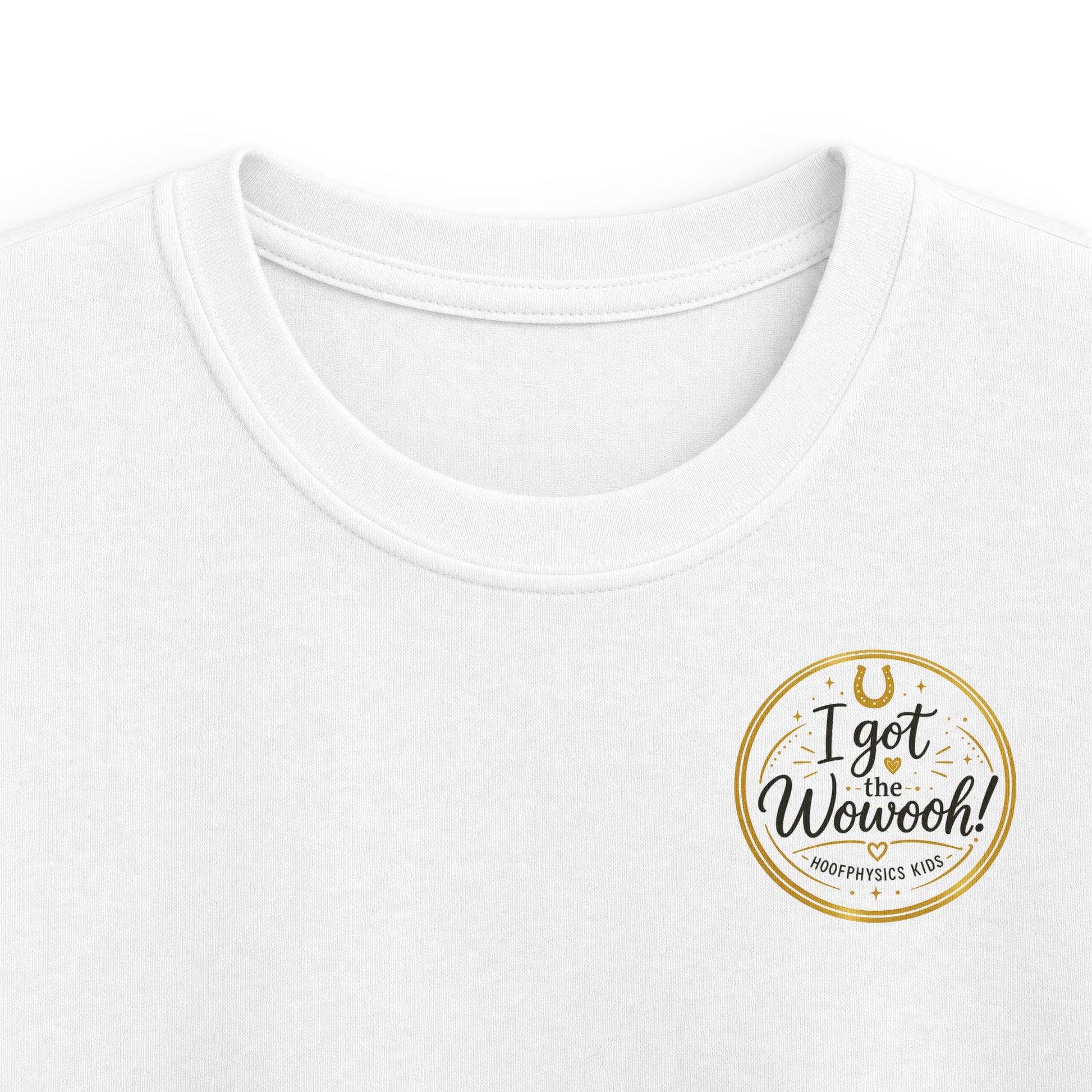 Detailaufnahme des "I got the Wowooh!" Logos auf einem weißen Hoofphysics Kids Kinder-T-Shirt.