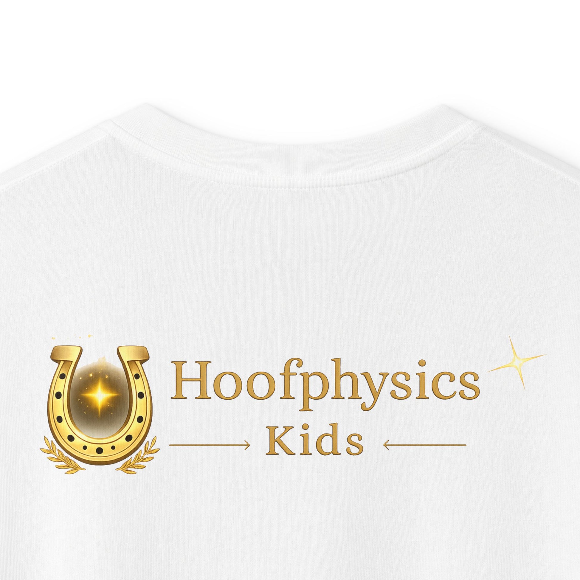 Rückseite eines weißen Hoofphysics Kids Kinder-T-Shirts mit großem goldenen Hoofphysics Kids Logo in Nahaufnahme