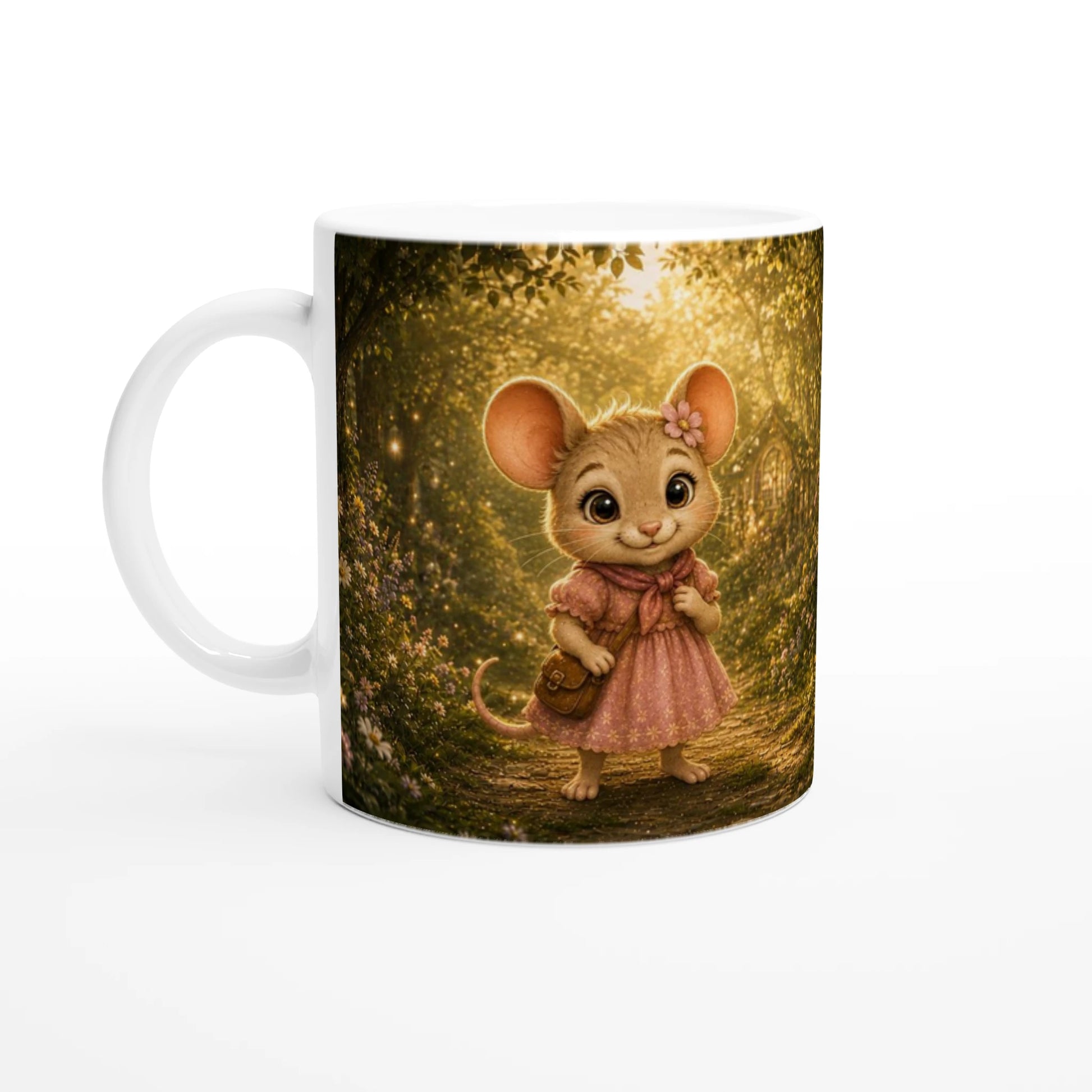 Weiße Pippa Goldhain Tasse mit niedlicher Maus im rosafarbenen Kleid in einem leuchtenden magischen Wald