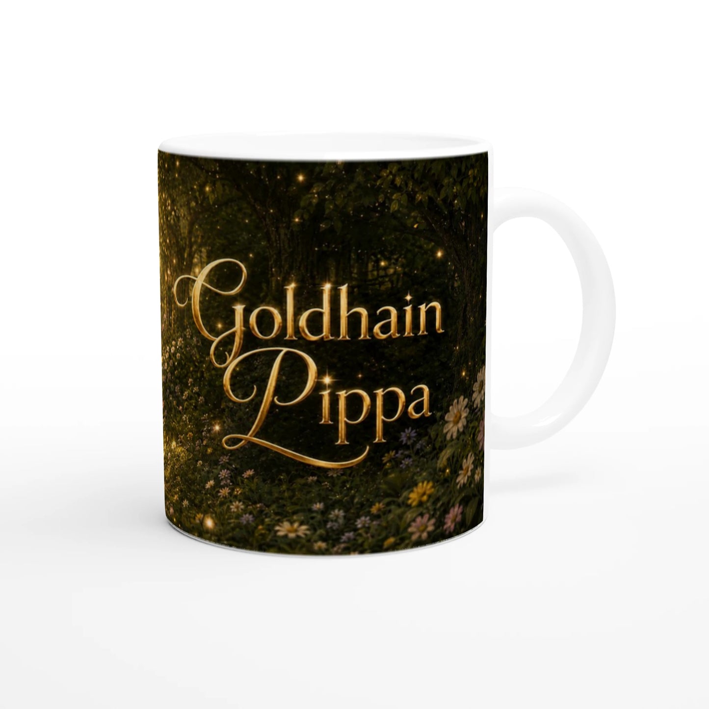 Rückseite der Pippa Goldhain Tasse mit goldenem Schriftzug und leuchtenden Blumen im magischen Wald. 
